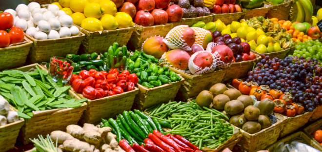 Фрукты и овощи в корзинках